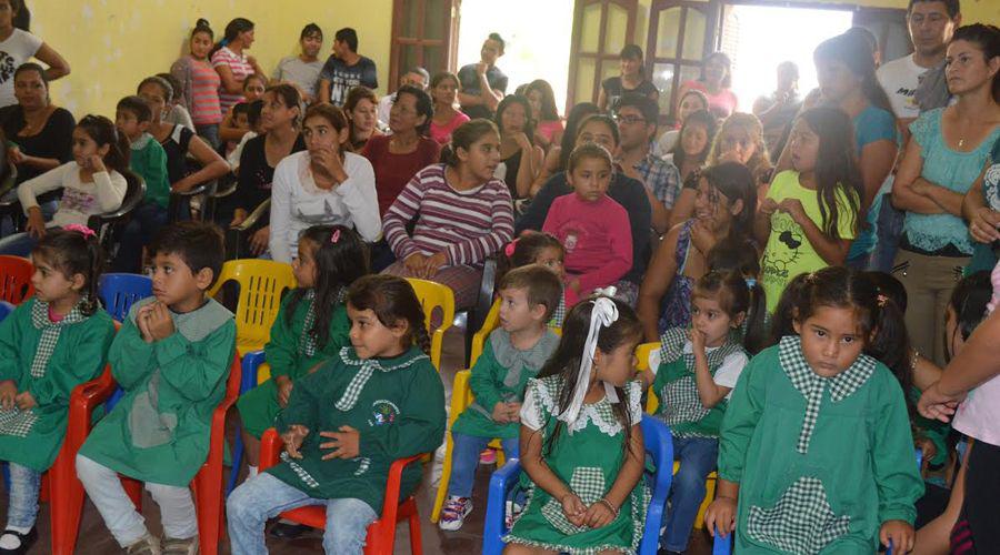 Los chicos poblaron las aulas en su primer diacutea de clases