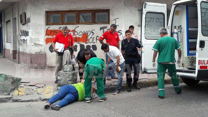 Una mujer se descompensoacute y cayoacute en plena calle