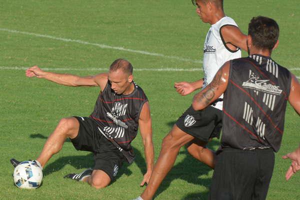 Coleoni proboacute el once inicial sin Martiacuten Zapata  