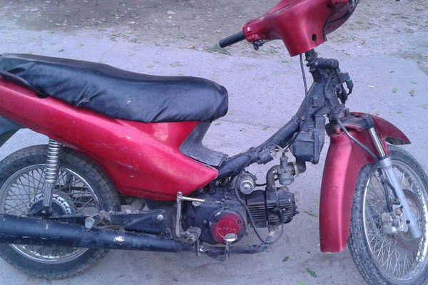 La policiacutea recuperoacute una motocicleta que habiacutea sido robada el antildeo pasado 