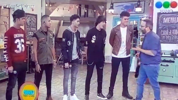 CNCO cantoacute su Reggaetoacuten lento en Morfi