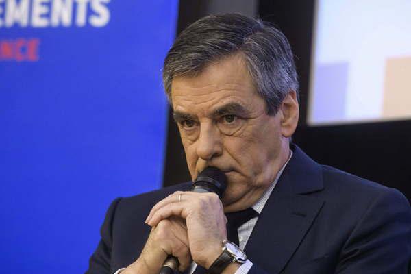 Fillon denuncioacute una campantildea en su contra