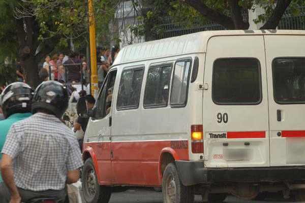 Traacutensito efectuaraacute controles en los transportes escolares