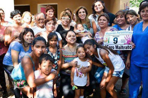 Familias de la Capital y La Banda recibieron  una vivienda digna de manos de la gobernadora