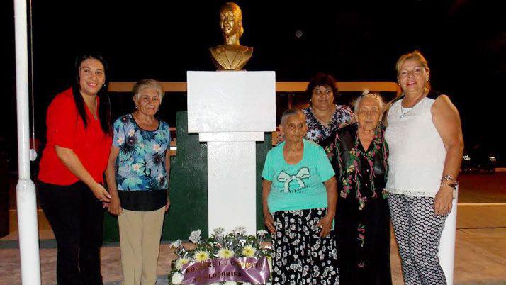 En un emotivo acto cientos de mujeres celebraron su diacutea en Clodomira