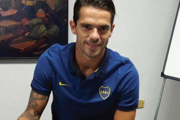 Fernando Gago renovoacute contrato con el club por tres antildeos maacutes