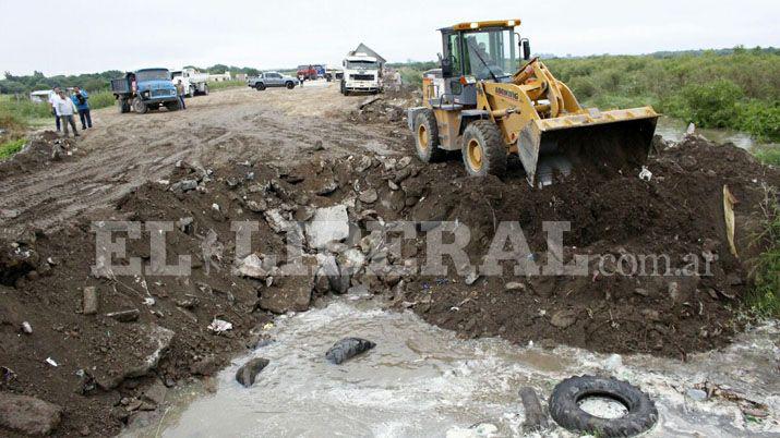 Refuerzan las defensas por el avance del agua en el riacuteo Dulce