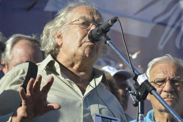 La comitiva de la Memoria con Adolfo Peacuterez Esquivel llegoacute a las islas Malvinas con un carta por la paz y el diaacutelogo