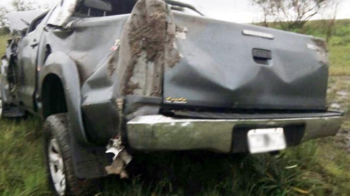 Una familia boliviana volcoacute con su camioneta y sobrevivioacute