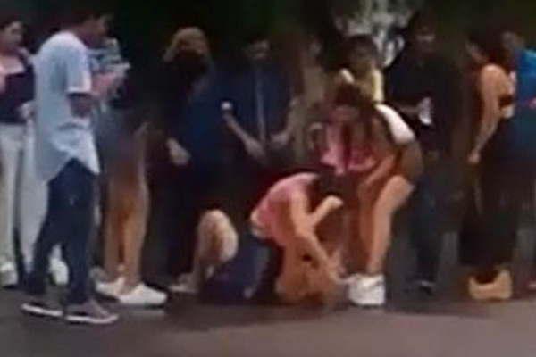 Chicas protagonizan una salvaje pelea a la salida de un boliche