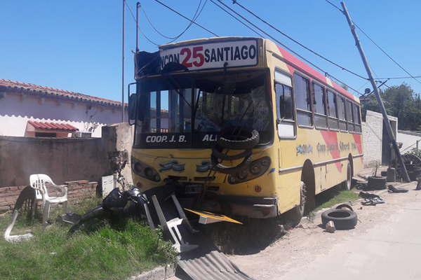 Colectivero se descompensoacute subioacute  a la vereda y chocoacute a un motociclista 