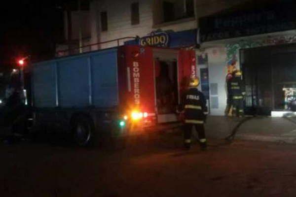 Principio de incendio en un local comercial causoacute temor entre vecinos