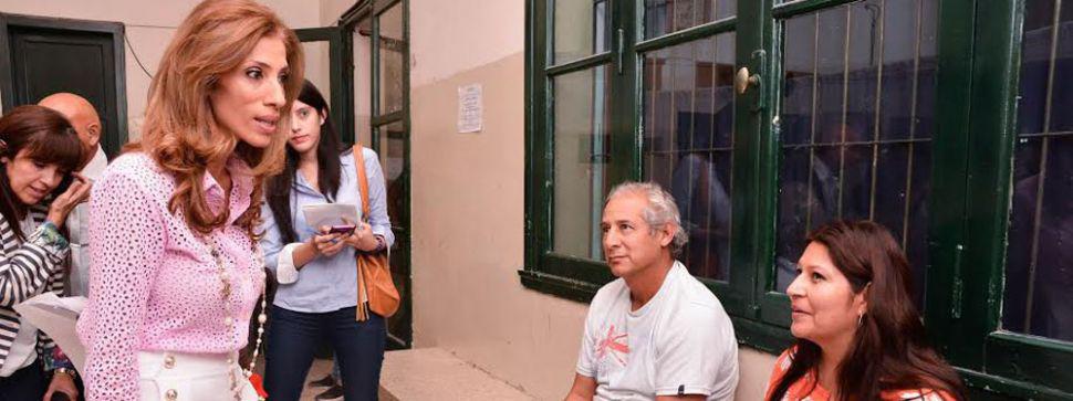 Visita sorpresa de la Gobernadora al Hospital Demariacutea- iquestA queacute hora trabajan ninguacuten meacutedico estaacute en servicio