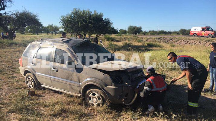 Un hombre se salvoacute de milagro luego de volcar con su camioneta