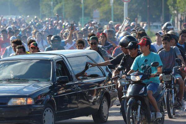 Murioacute tras agonizar 48 horas y sus amigos lo despidieron con el ruido de motores