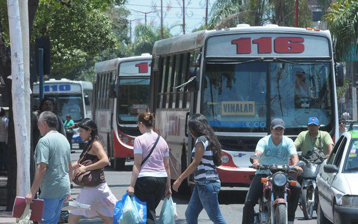 Esperaba el colectivo cuando un ladroacuten la golpeoacute y se llevoacute su celular