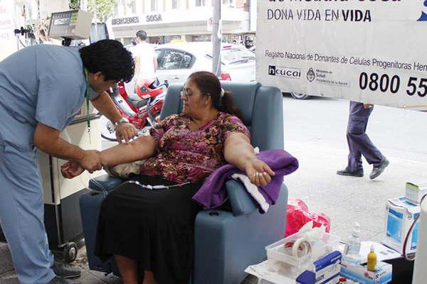 Extraccioacuten de sangre  en el Diacutea Nacional del  Donante de Meacutedula oacutesea