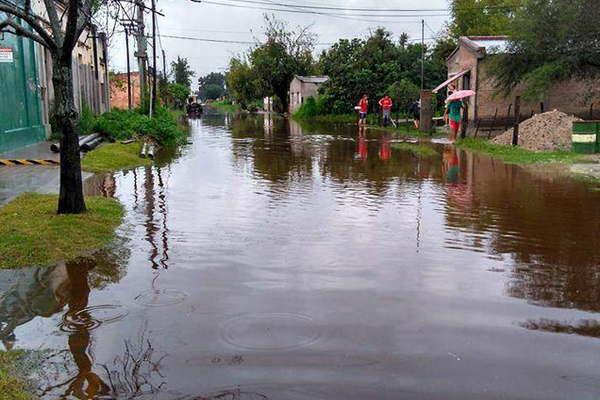 Las inundaciones en el sur tucumano afectan directamente al lago de Riacuteo Hondo