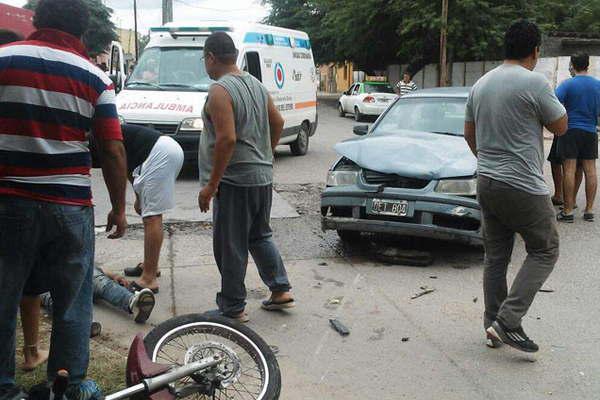 Dos motociclistas circulaban en contramano y chocaron con un auto