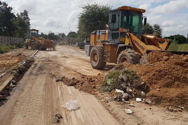 Realizan pavimentacioacuten y desmalezamientos en  los barrios capitalinos