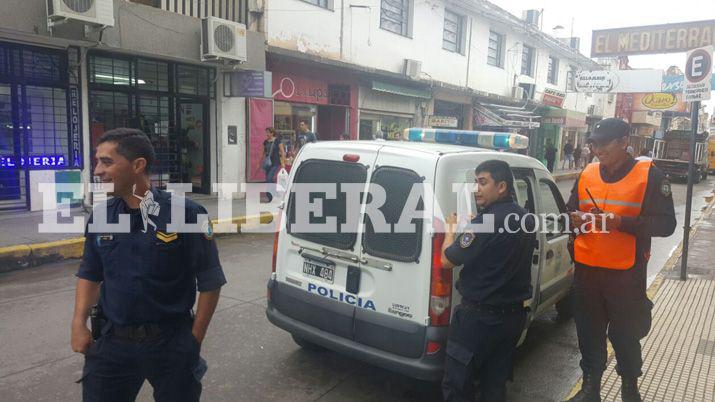 Conocido ladroacuten fue reducido a trompadas en pleno centro santiaguentildeo