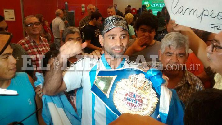 El regreso del campeoacuten- Diacuteaz Gallardo recibioacute una caacutelida bienvenida