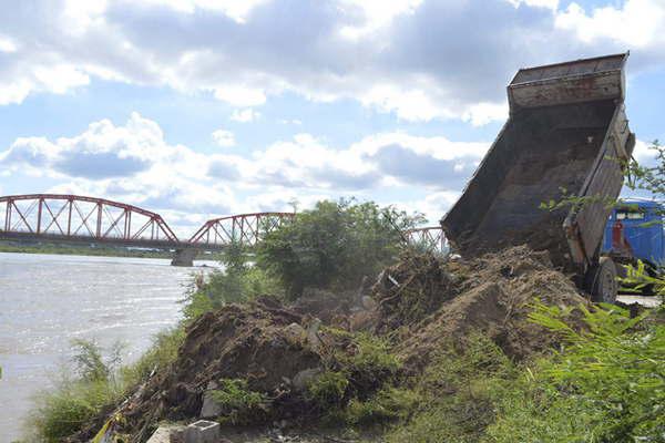 El municipio bandentildeo refuerza las defensas de la ribera este para brindar seguridad