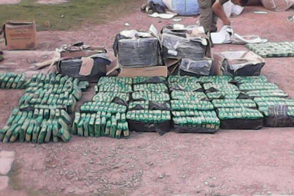 Interceptan una carga de 200 kilos de hojas de coca y mercaderiacutea ilegal