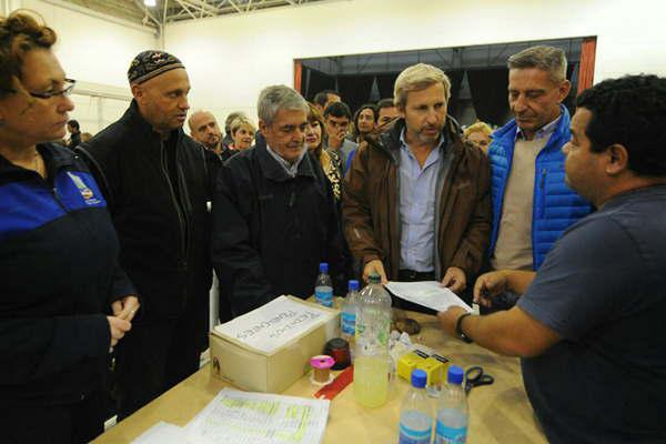 La Nacioacuten asiste a los inundados de la ciudad de Comodoro Rivadavia