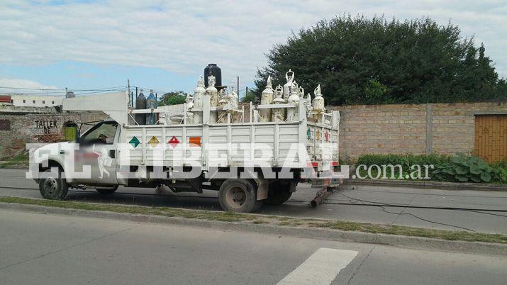 Camioacuten derriboacute postes de tv por cable y causoacute caos vehicular