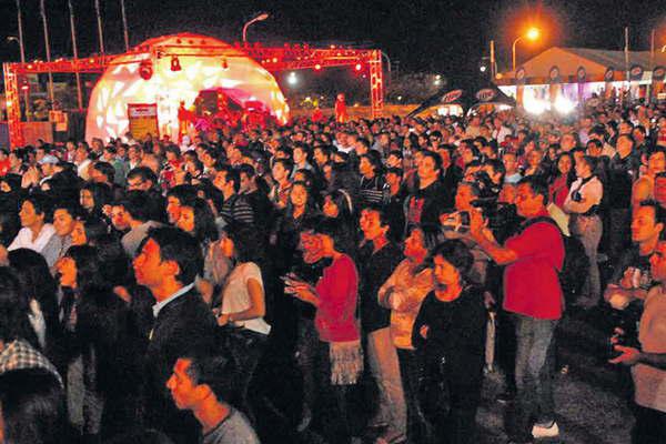 A bailar con Maacuterama Silvina Luna y la Fiesta Fluacuteo