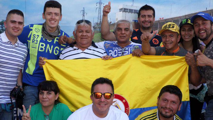 Los amantes del MotoGP posan en el stand de EL LIBERAL