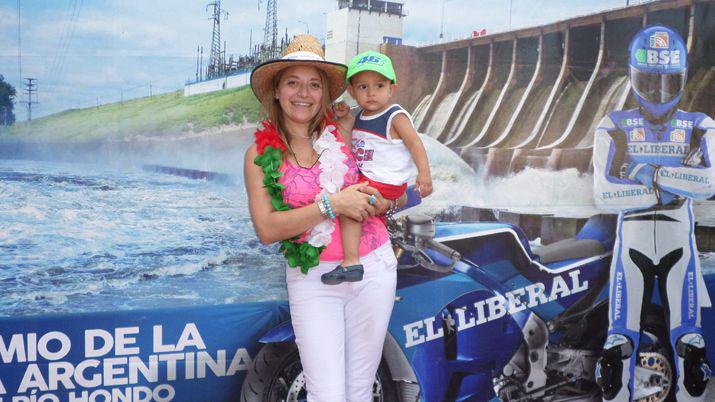 Los amantes del MotoGP posan en el stand de EL LIBERAL