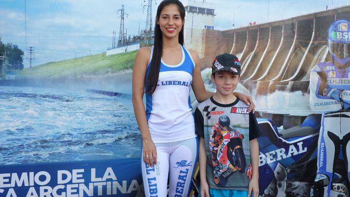 Los amantes del MotoGP posan en el stand de EL LIBERAL