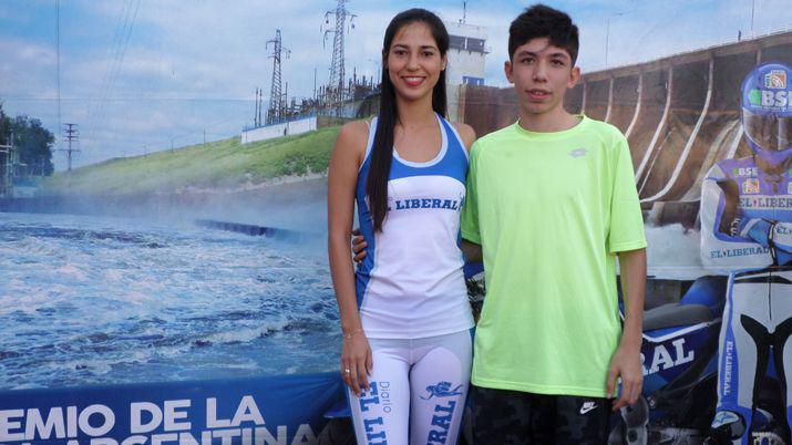 Los amantes del MotoGP posan en el stand de EL LIBERAL