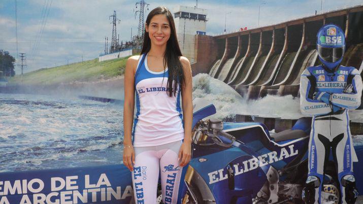 Los amantes del MotoGP posan en el stand de EL LIBERAL