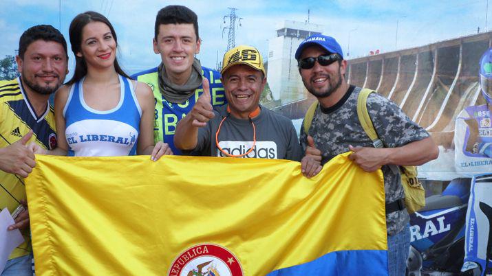 Los amantes del MotoGP posan en el stand de EL LIBERAL