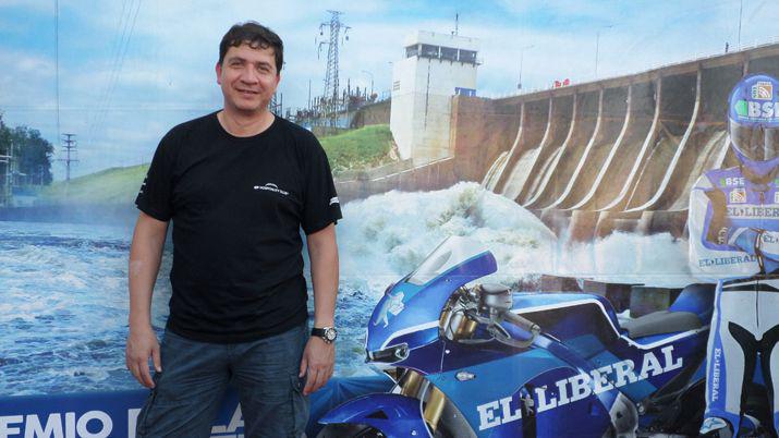 Los amantes del MotoGP posan en el stand de EL LIBERAL