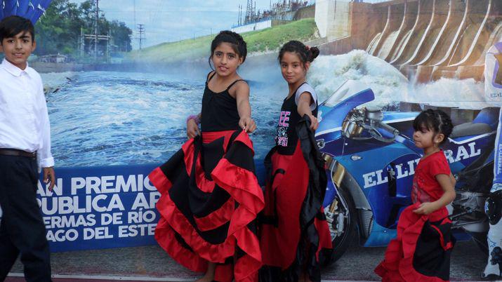 Los amantes del MotoGP posan en el stand de EL LIBERAL