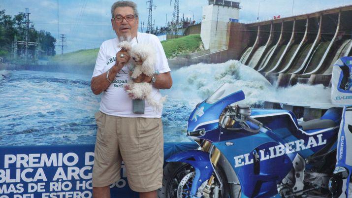 Los amantes del MotoGP posan en el stand de EL LIBERAL