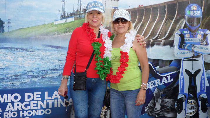 Los amantes del MotoGP posan en el stand de EL LIBERAL