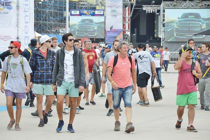 Los turistas recorren las calles de Las Termas