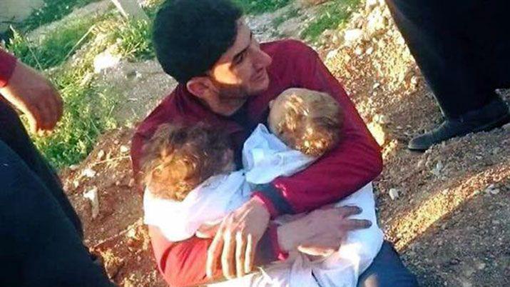 Desgarradora foto de un padre con sus bebeacutes gemelos muertos en ataque a Siria