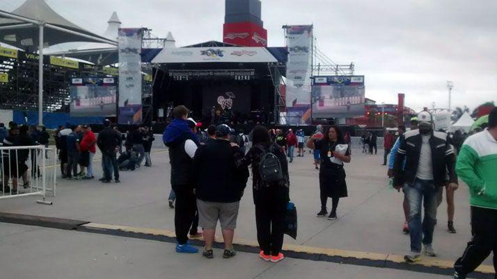 Galeriacutea- en un diacutea de lluvia asiacute se vive el Moto GP de Las Termas