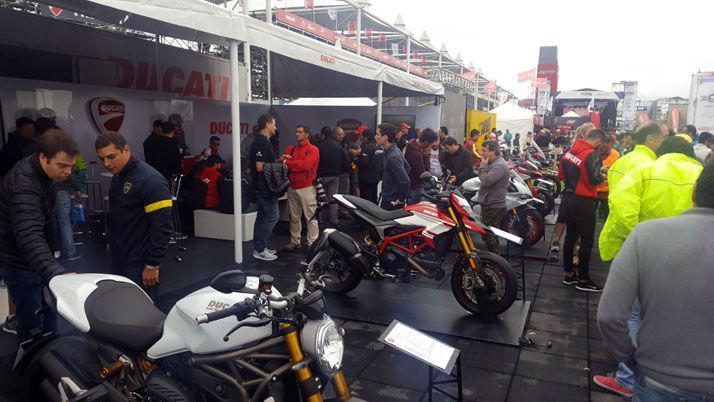 Galeriacutea- en un diacutea de lluvia asiacute se vive el Moto GP de Las Termas