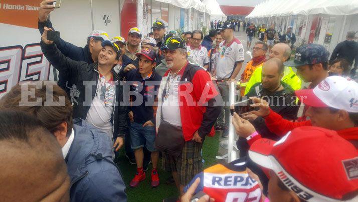 Galeriacutea- en un diacutea de lluvia asiacute se vive el Moto GP de Las Termas