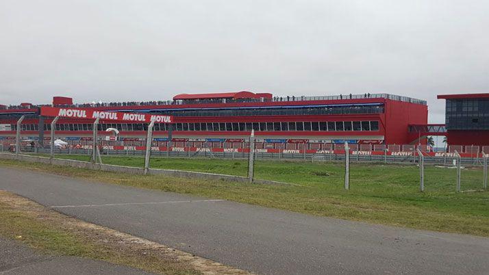 Galeriacutea- en un diacutea de lluvia asiacute se vive el Moto GP de Las Termas