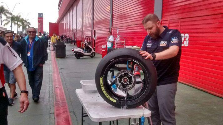 Galeriacutea- en un diacutea de lluvia asiacute se vive el Moto GP de Las Termas