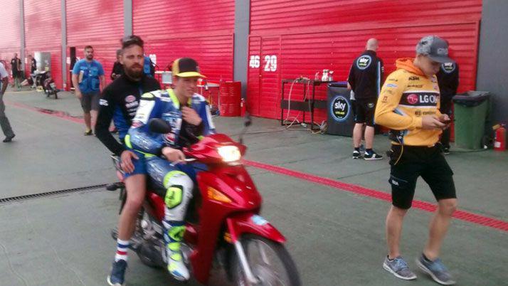 Galeriacutea- en un diacutea de lluvia asiacute se vive el Moto GP de Las Termas