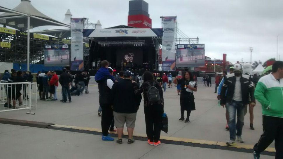 Galeriacutea- en un diacutea de lluvia asiacute se vive el Moto GP de Las Termas